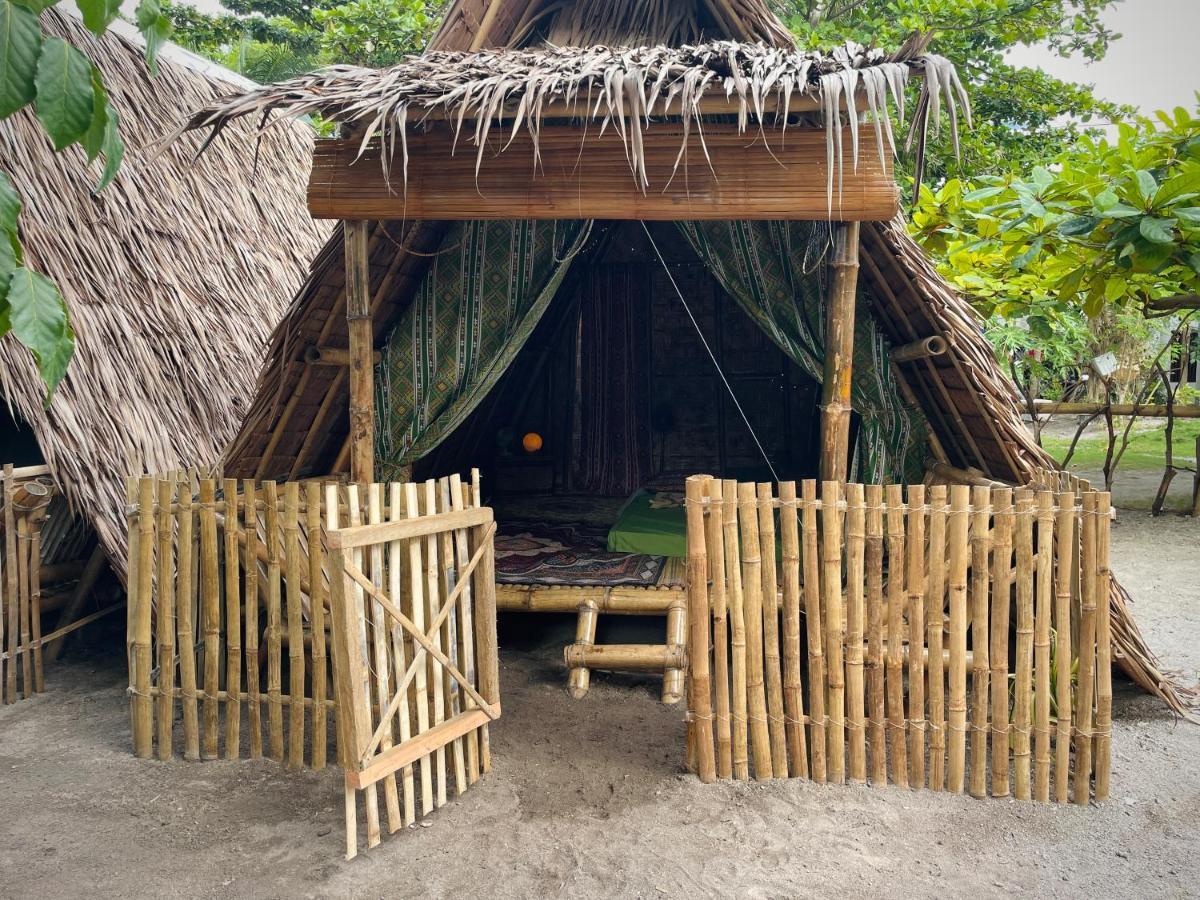 Tribal Huts Community Hostel Daanbantayan Bilik gambar