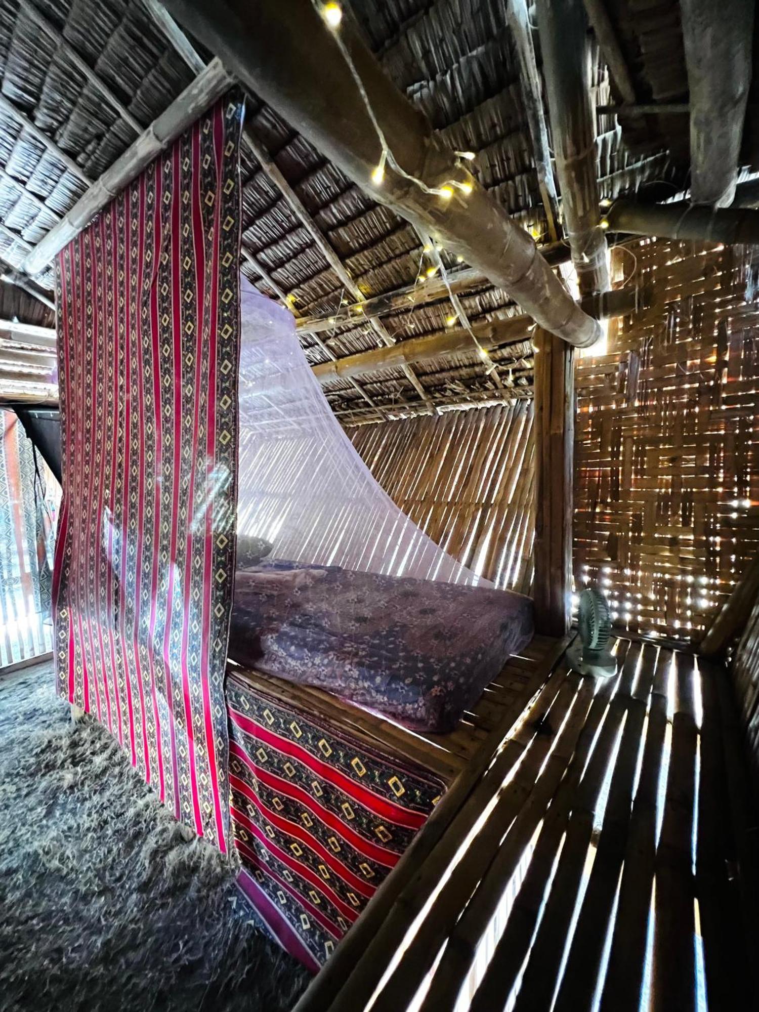 Tribal Huts Community Hostel Daanbantayan Bilik gambar