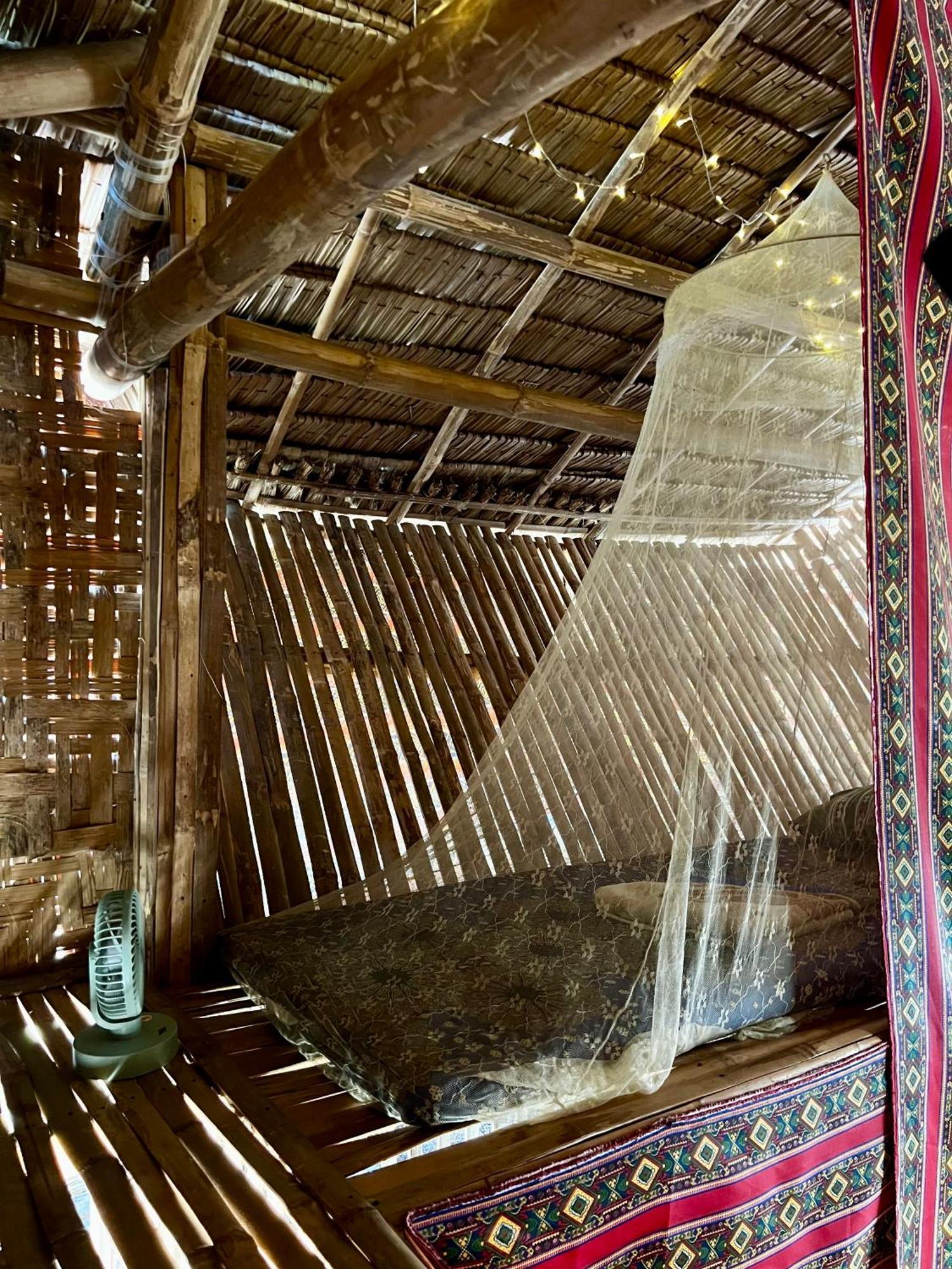 Tribal Huts Community Hostel Daanbantayan Bilik gambar