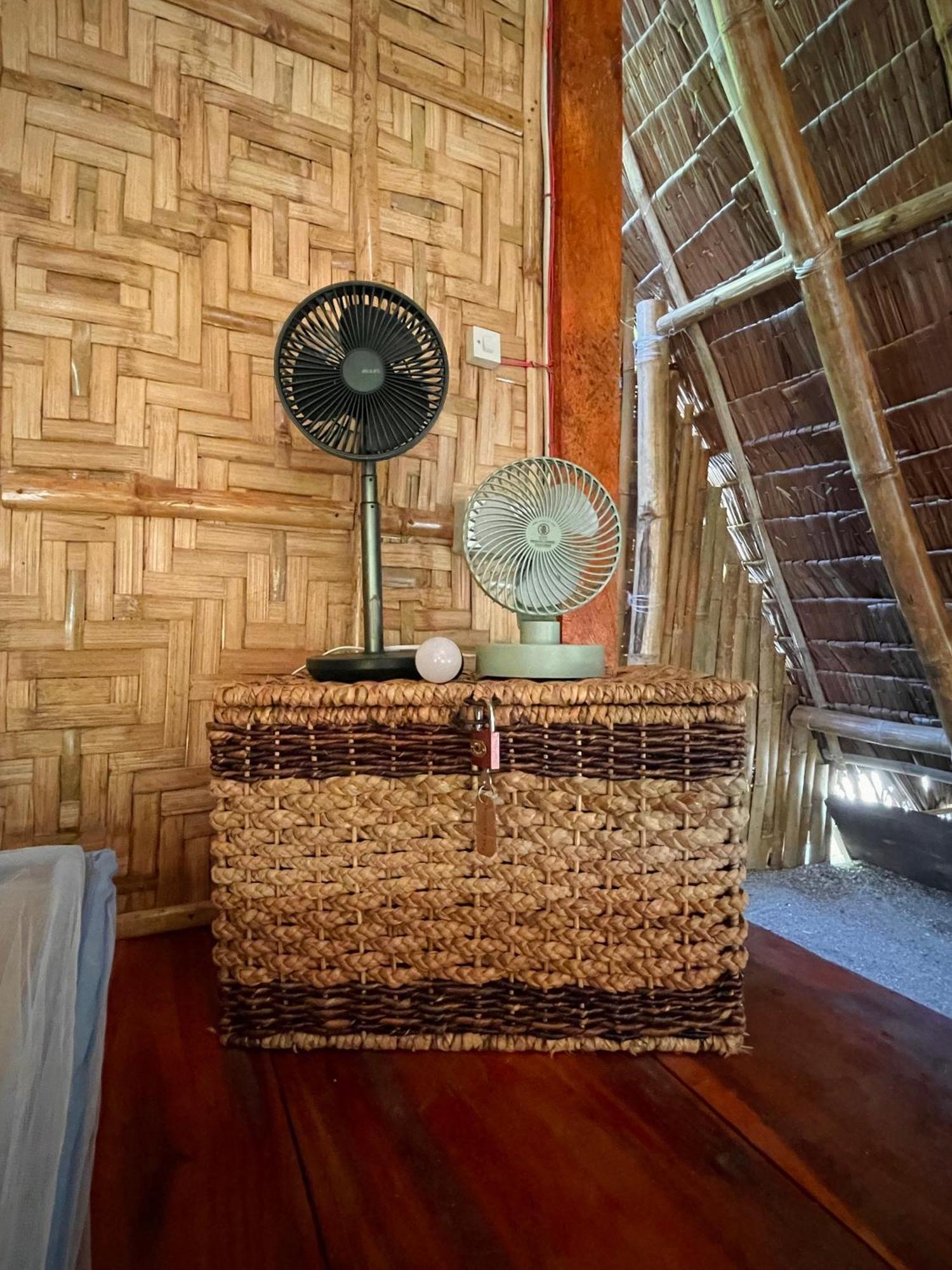 Tribal Huts Community Hostel Daanbantayan Bilik gambar