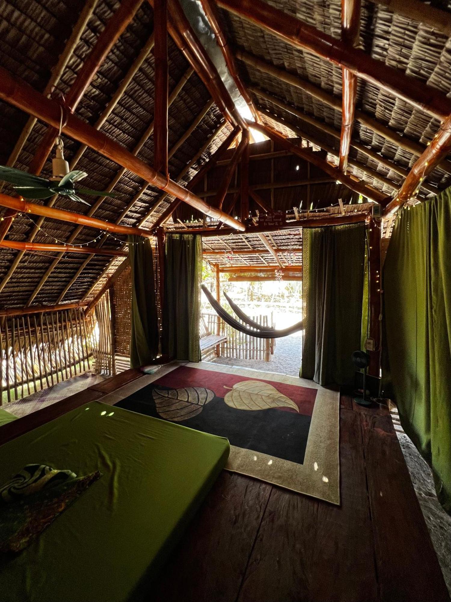 Tribal Huts Community Hostel Daanbantayan Bilik gambar