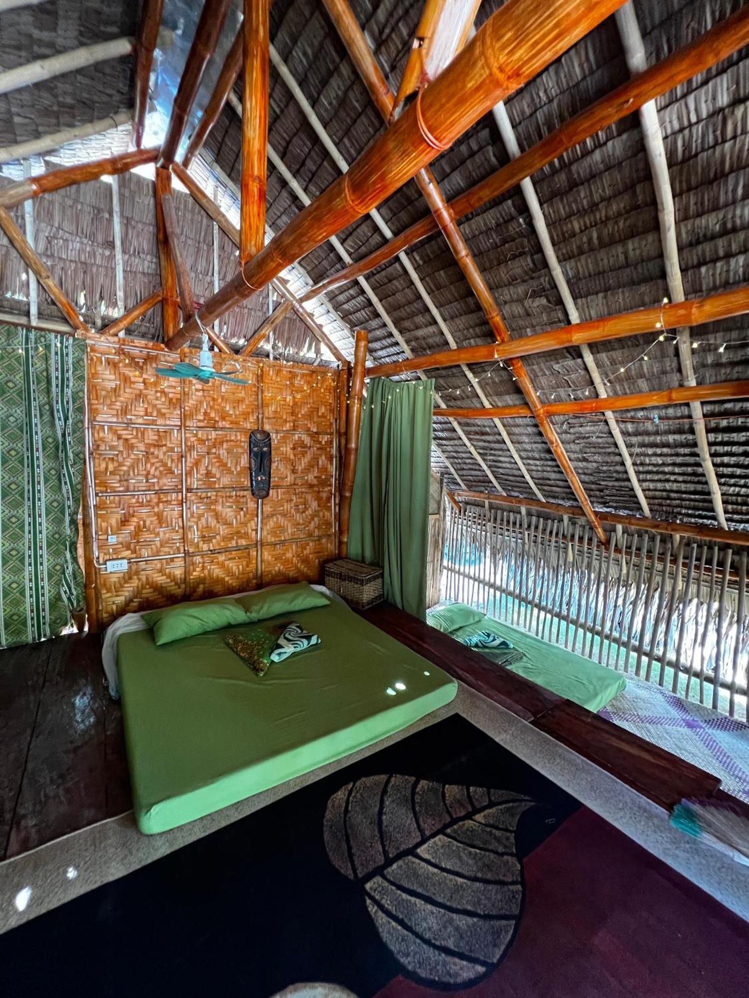 Tribal Huts Community Hostel Daanbantayan Bilik gambar
