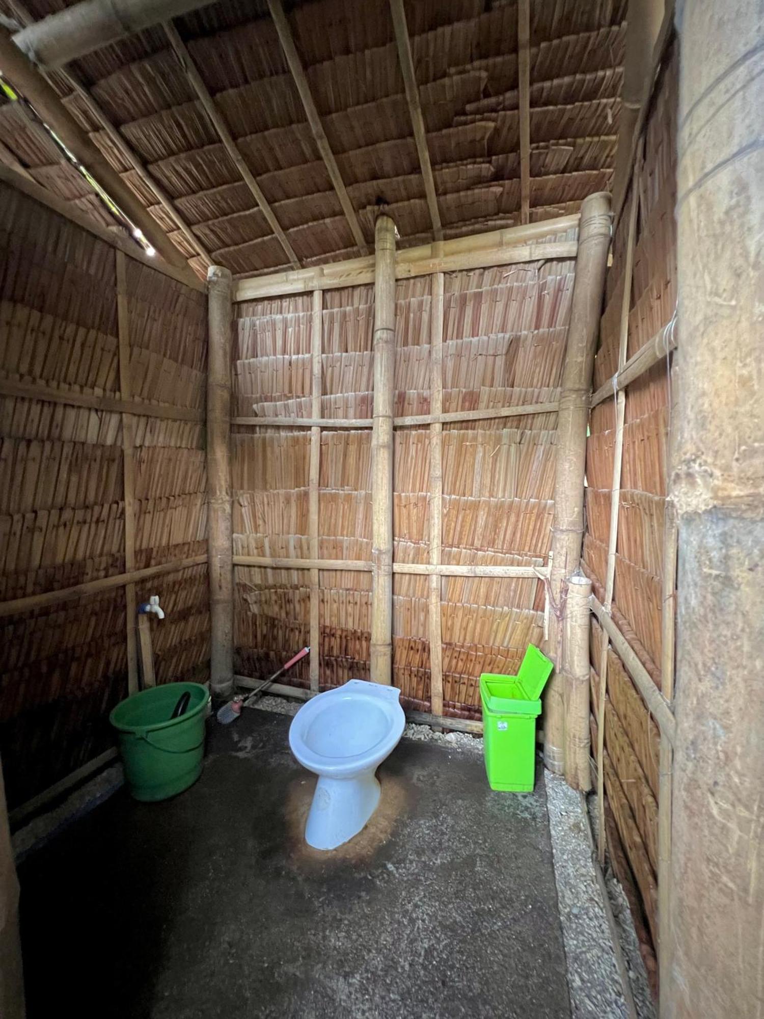 Tribal Huts Community Hostel Daanbantayan Bilik gambar