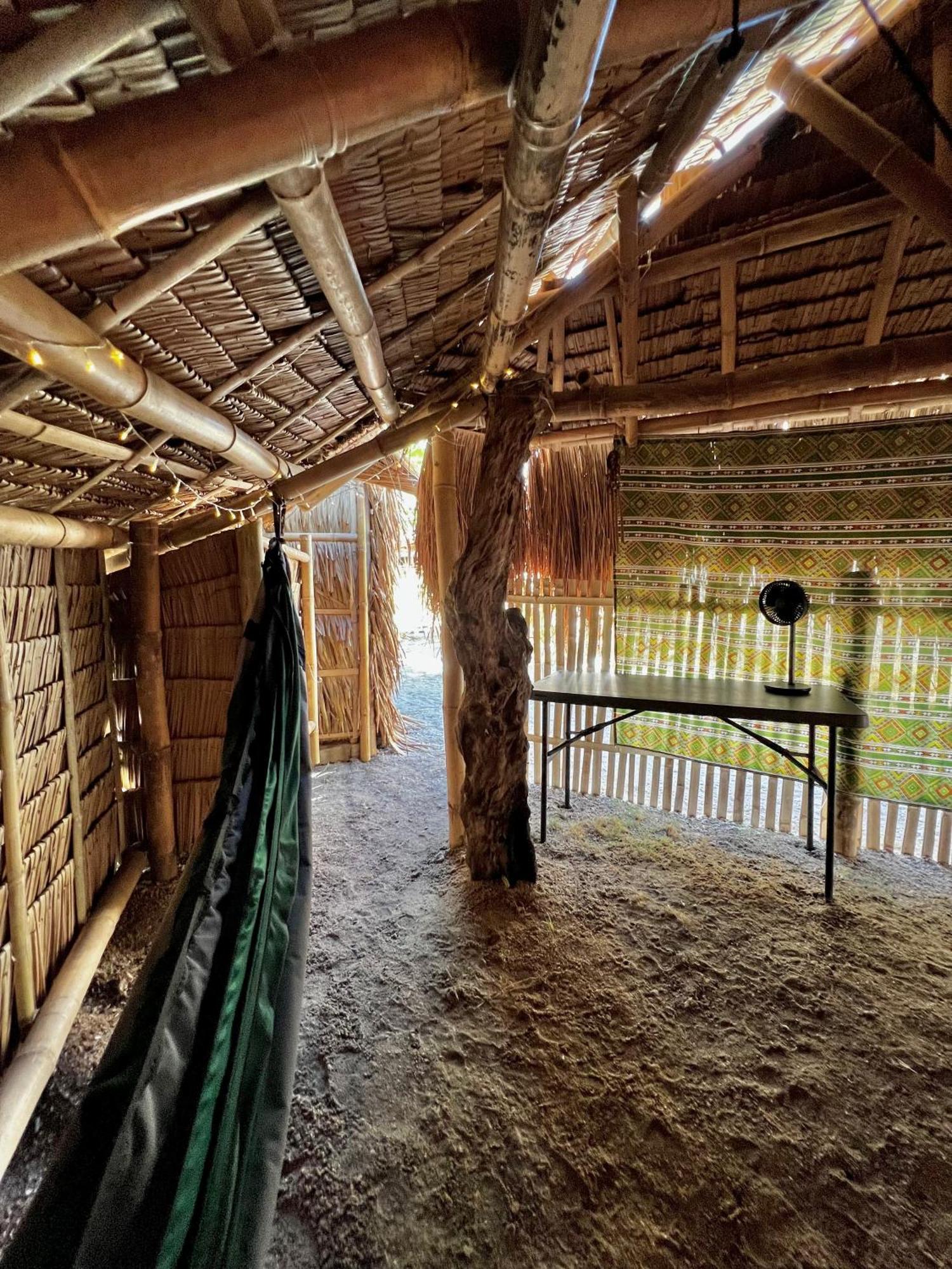 Tribal Huts Community Hostel Daanbantayan Bilik gambar
