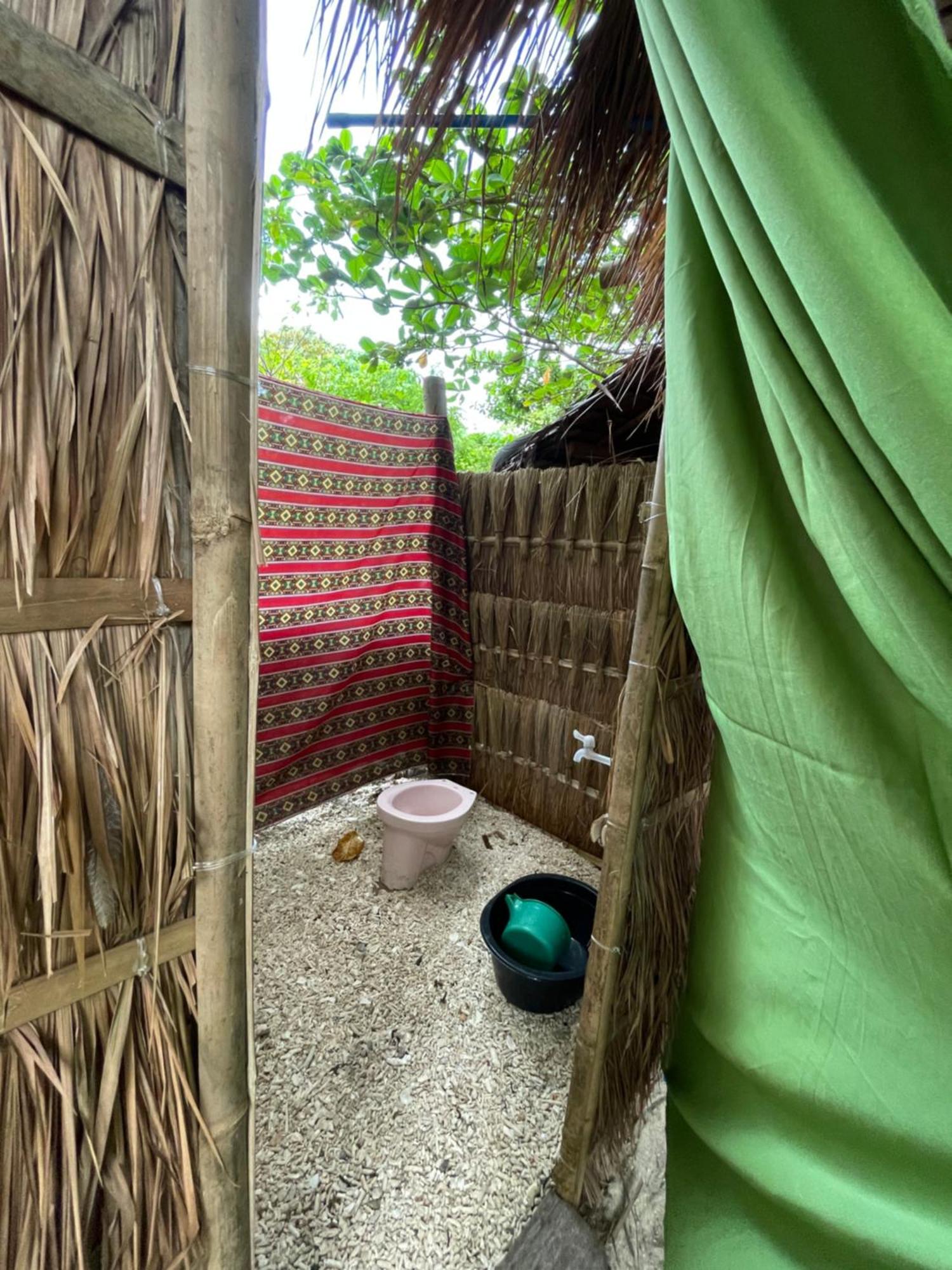 Tribal Huts Community Hostel Daanbantayan Bilik gambar